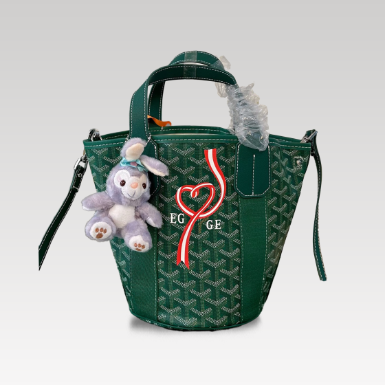 Goya carried a bucket bag