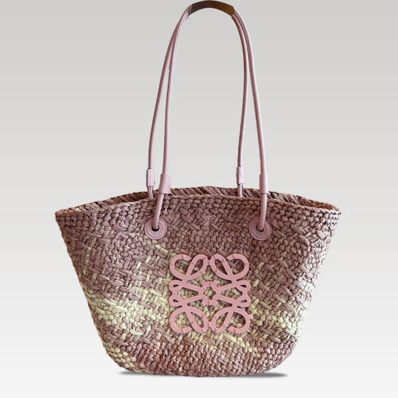 Luo Yiwei weaves a vegetable basket