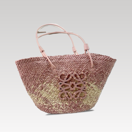Luo Yiwei weaves a vegetable basket